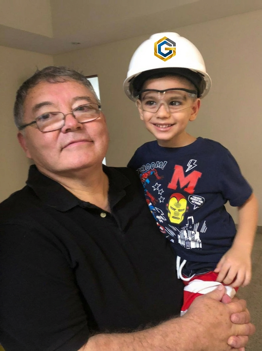 Sr. José Guzman, fundador da Guztec, com seu neto usando capacete GuztecLub com logo